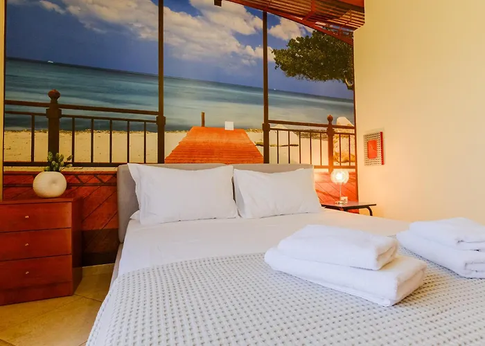 Hazel Suburb Selanik