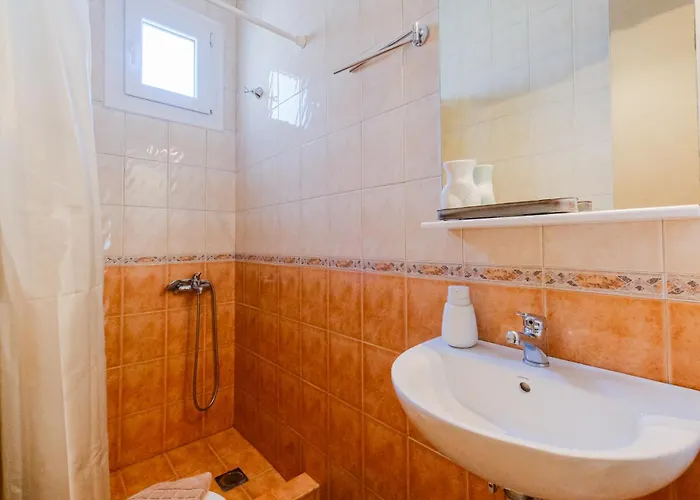 Hazel Suburb Selanik