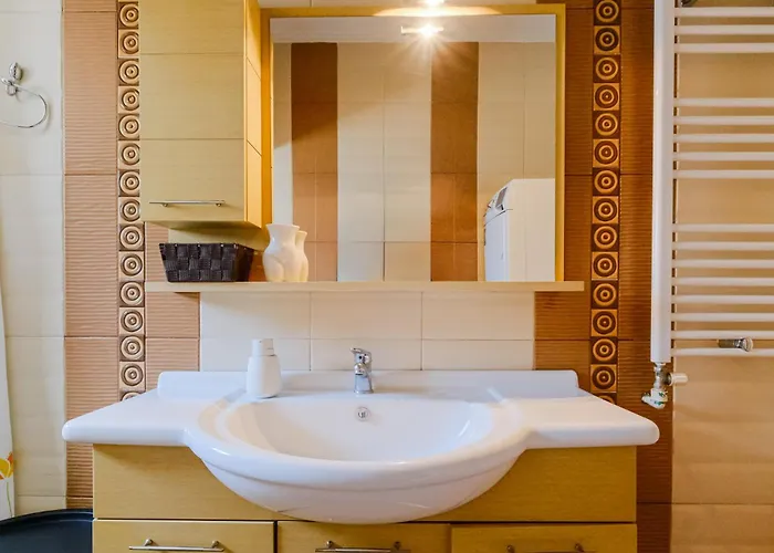 Hazel Suburb Tessalónica