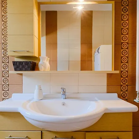 Hazel Suburb Saloniki